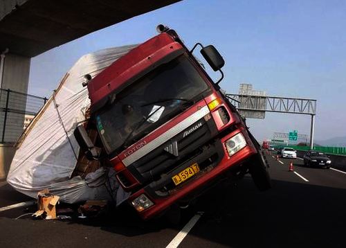 大风吹歪高货车 货物运输勿超高 1