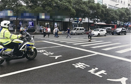 礼让斑马线就是守护生命线 各地对违法“亮剑”-1