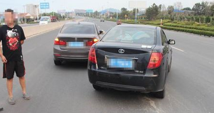 奔腾宝马国道上斗气别车 致两车相撞