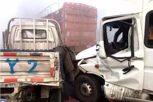 在高速上行车 遇到团雾应该怎么办？