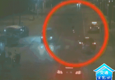 司机醉驾撞死5名环卫工 别让“酒”害了“命”2gif