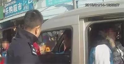 ▲ 图：江苏淮安超员100%以上的面包车